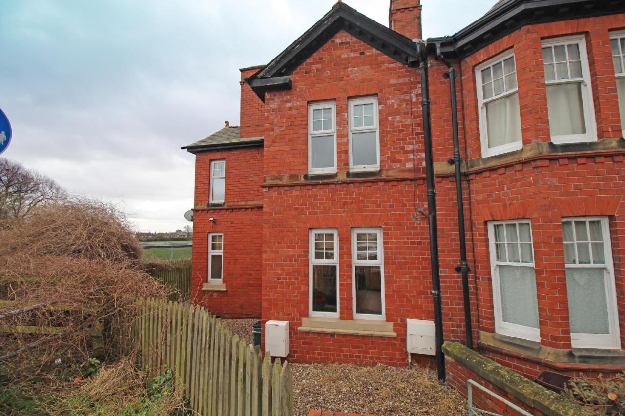 Large Period Chester Home Right On The Canal. Bagian luar foto