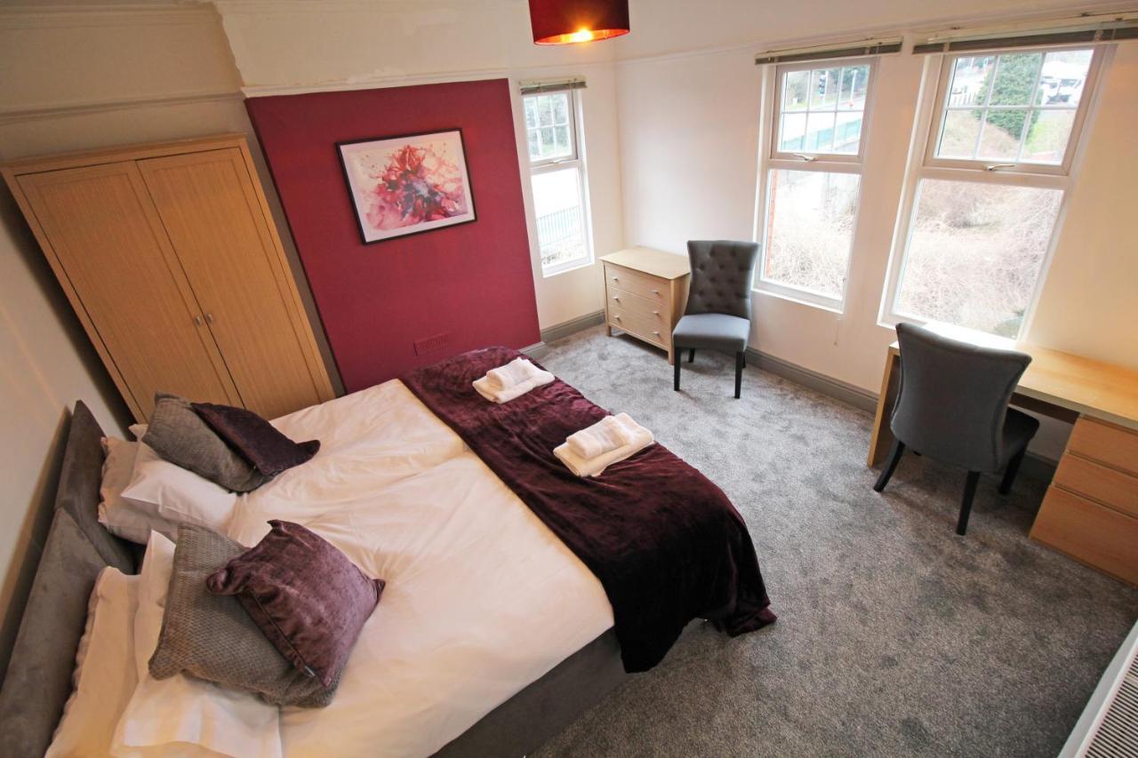 Large Period Chester Home Right On The Canal. Bagian luar foto