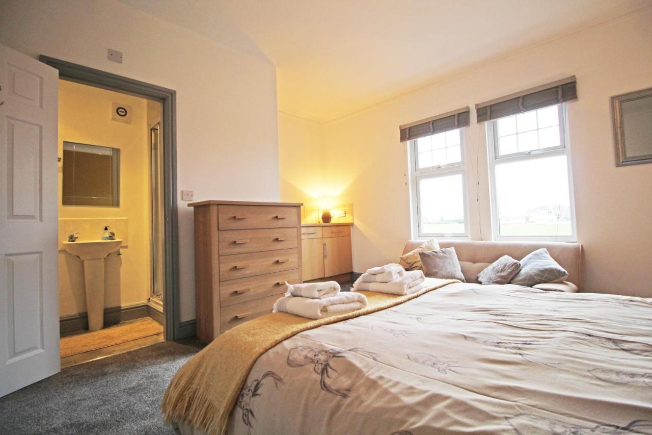 Large Period Chester Home Right On The Canal. Bagian luar foto