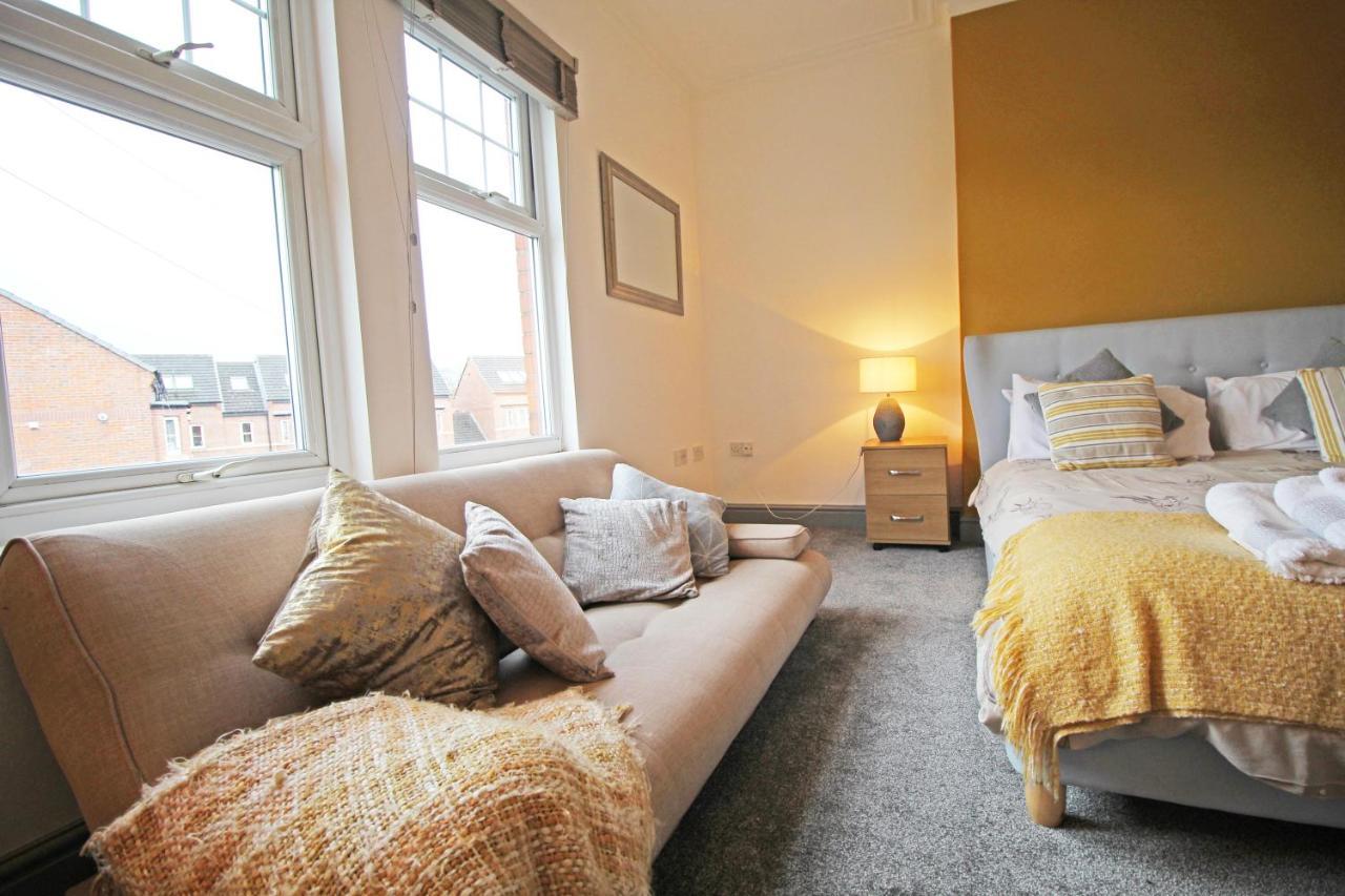 Large Period Chester Home Right On The Canal. Bagian luar foto